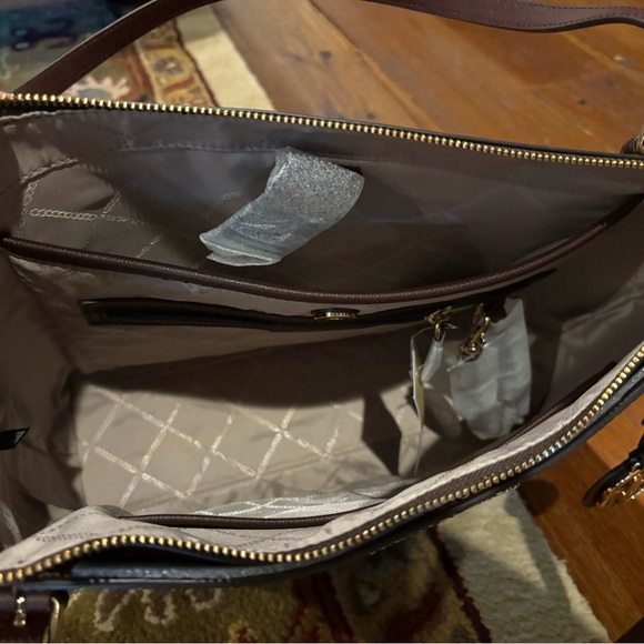 Michael Kors Voyager Large- Barolo - Picture 10 of 11